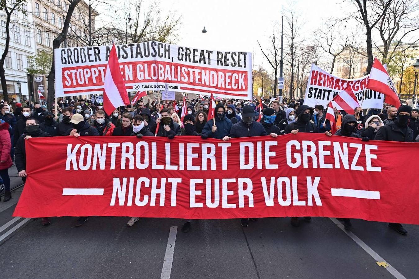 Los manifestantes marchan con una pancarta que dice «Controle la frontera, no su gente» durante un mitin organizado por el Partido de la Libertad de extrema derecha de Austria, FPOe, contra las medidas tomadas para frenar la pandemia del coronavirus. 