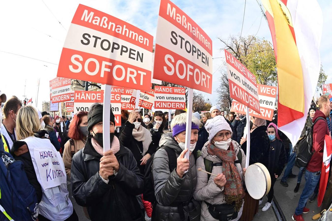 Los manifestantes sostienen carteles que dicen «Detenga las medidas de inmediato» y «No toquen a nuestros niños» durante un mitin organizado por el Partido de la Libertad de extrema derecha de Austria, FPOe, contra las medidas tomadas para frenar la pandemia del coronavirus. 