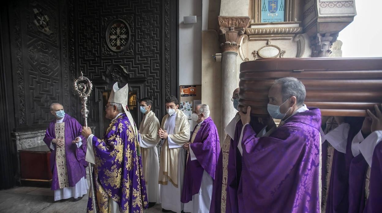 El funeral de Manuel Nieto Cumplido en la Catedral de Córdoba, en imágenes