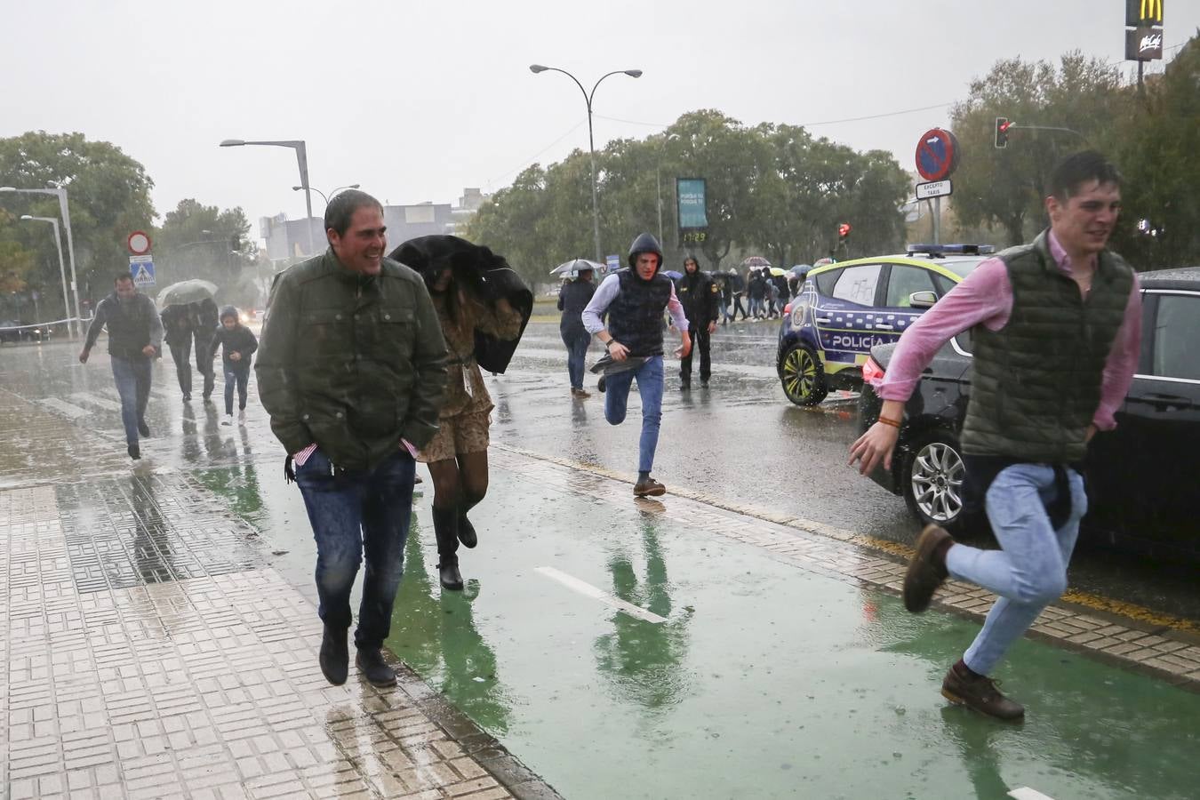 Intensa tormenta que ha descargado en Sevilla a partir de las cuatro de la tarde