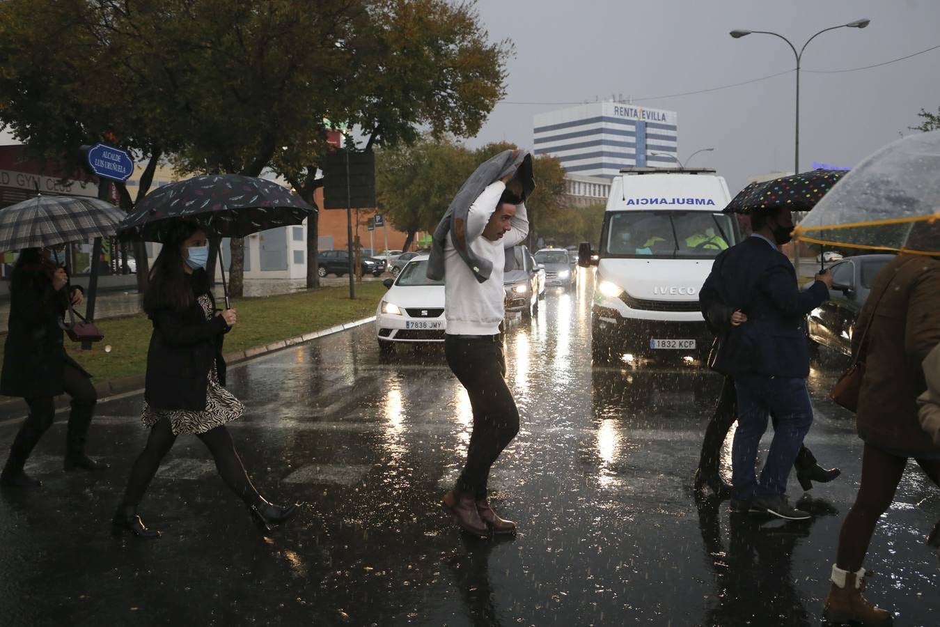 Intensa tormenta que ha descargado en Sevilla a partir de las cuatro de la tarde