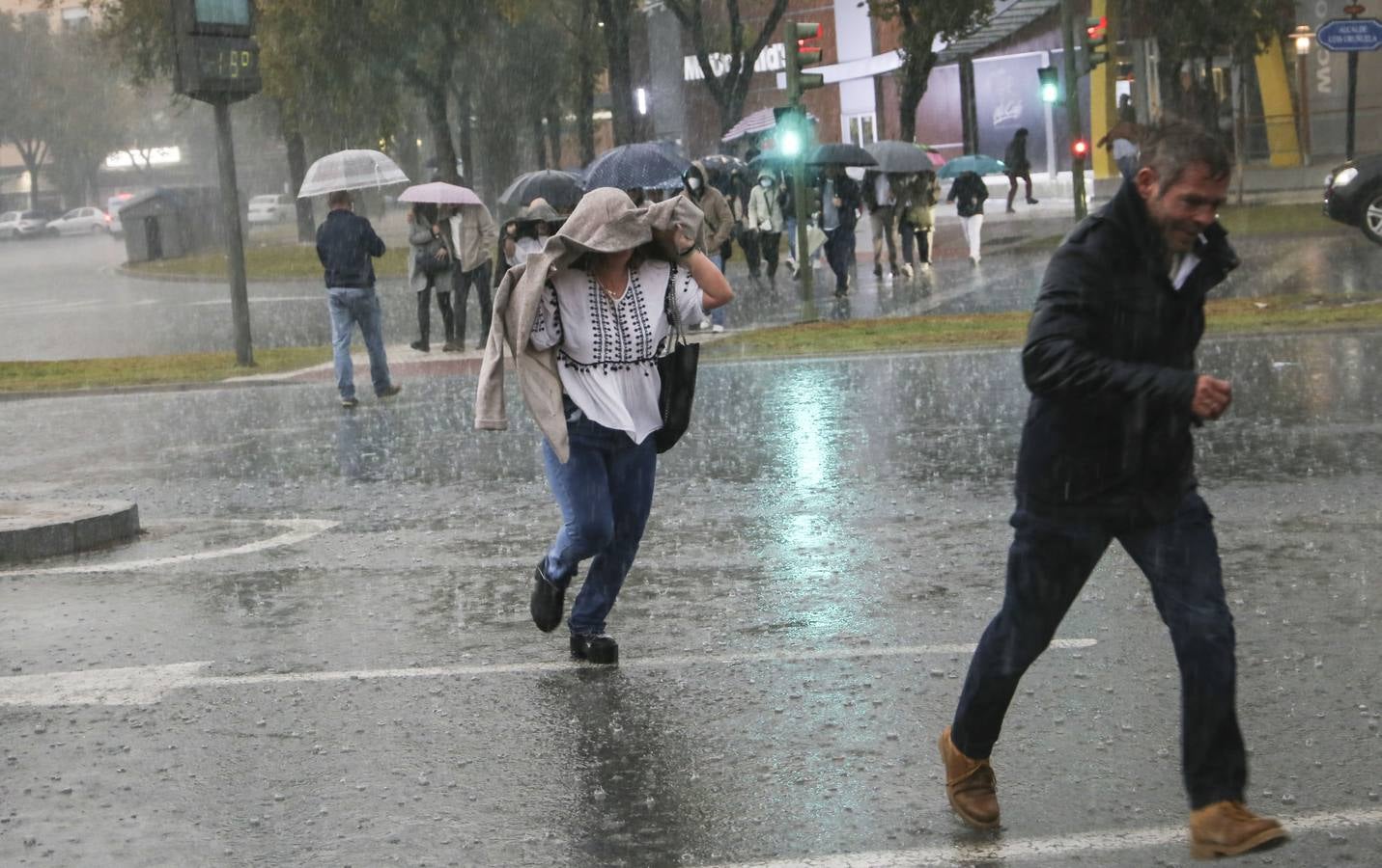 Intensa tormenta que ha descargado en Sevilla a partir de las cuatro de la tarde