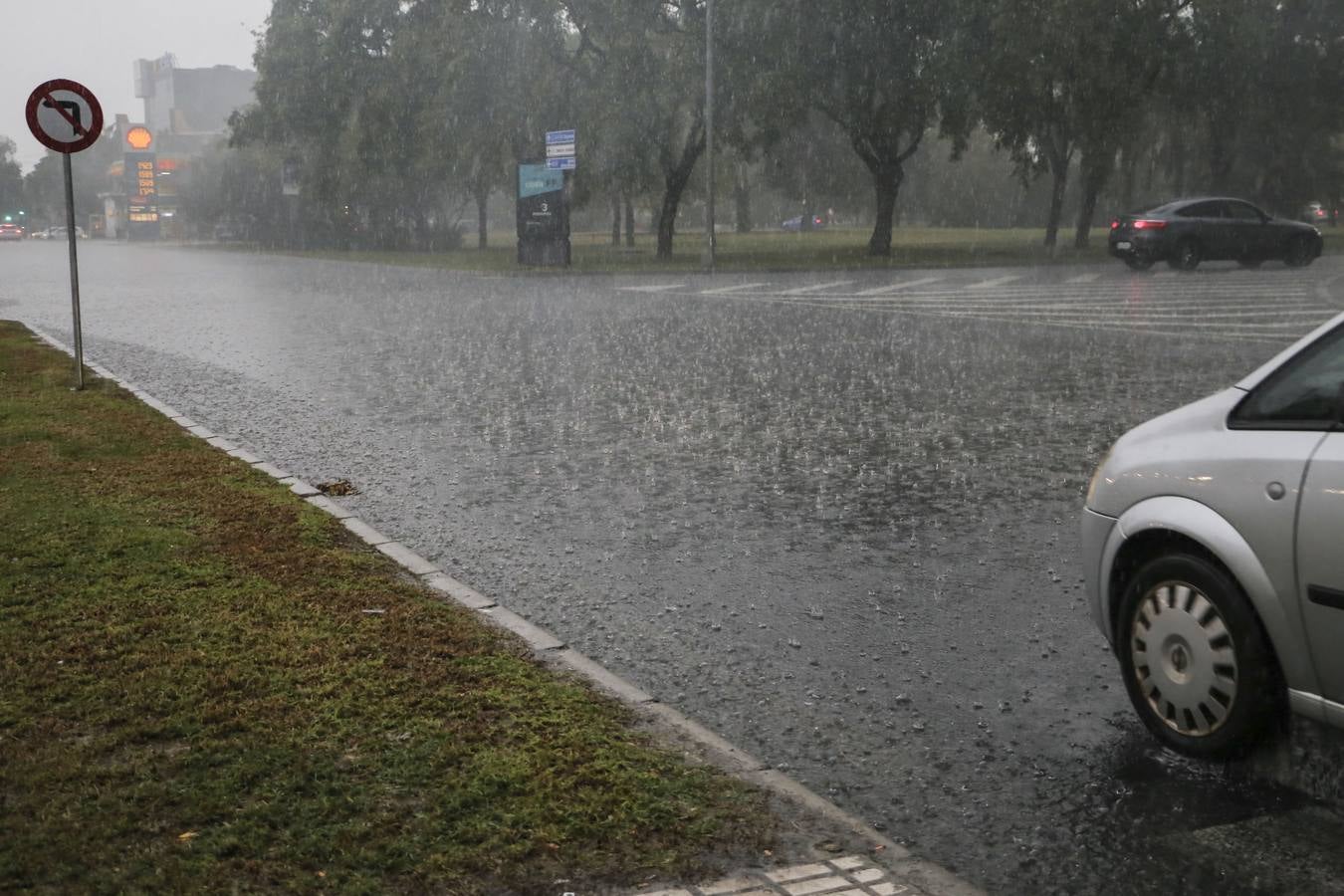 Intensa tormenta que ha descargado en Sevilla a partir de las cuatro de la tarde