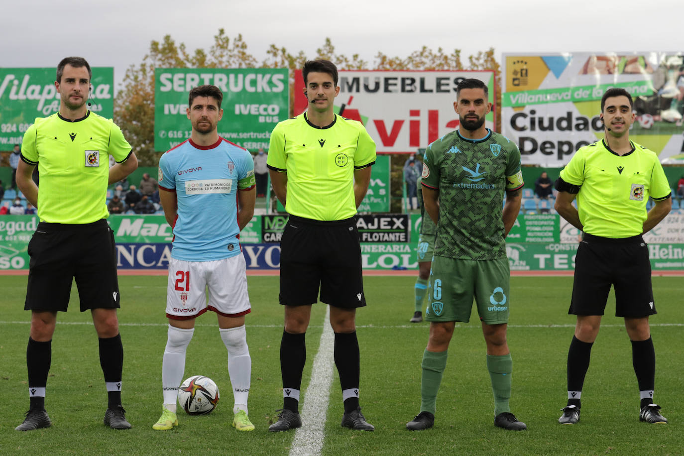 La decepción en el Córdoba CF tras caer ante el Villanovense, en imágenes