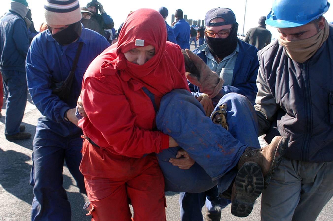 Manifestantes retiran a un compañero herido. 