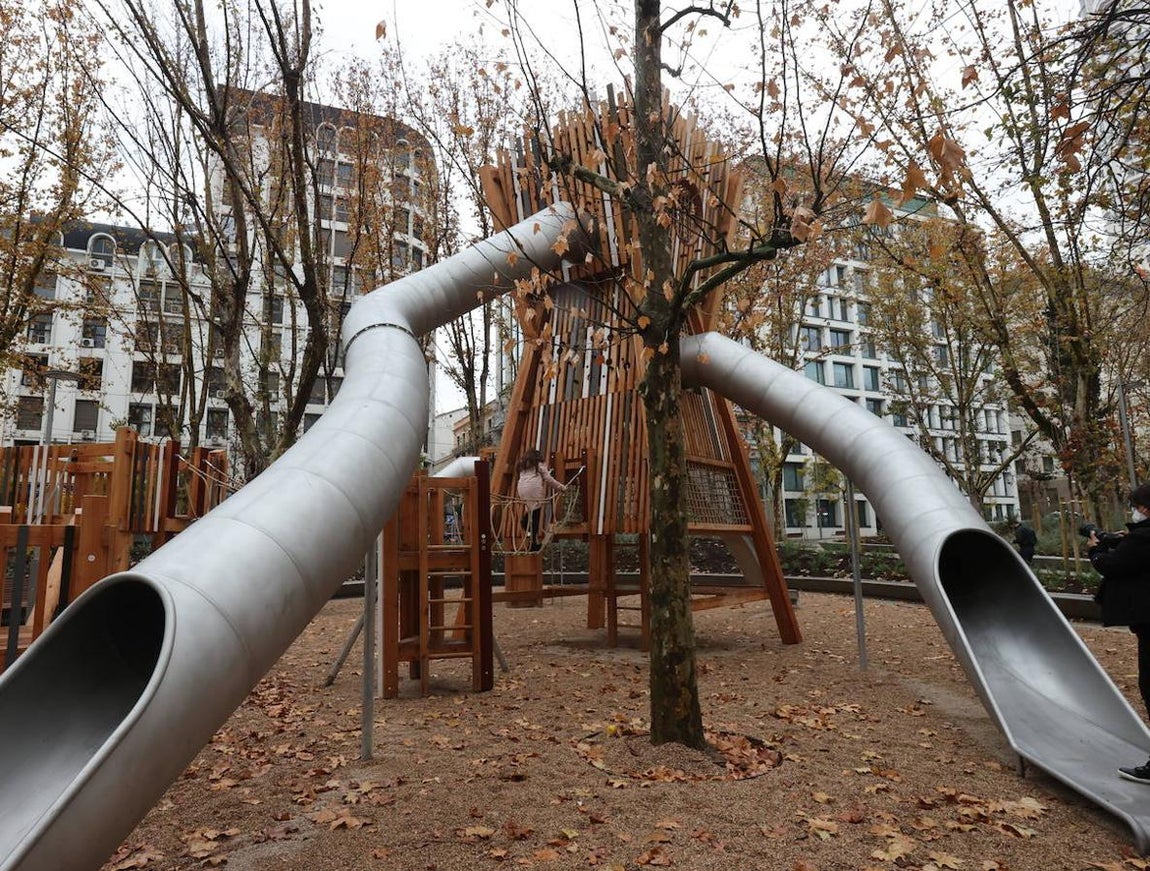 Los niños también han disfrutado de este particular estreno, lanzándose por los toboganes.. 