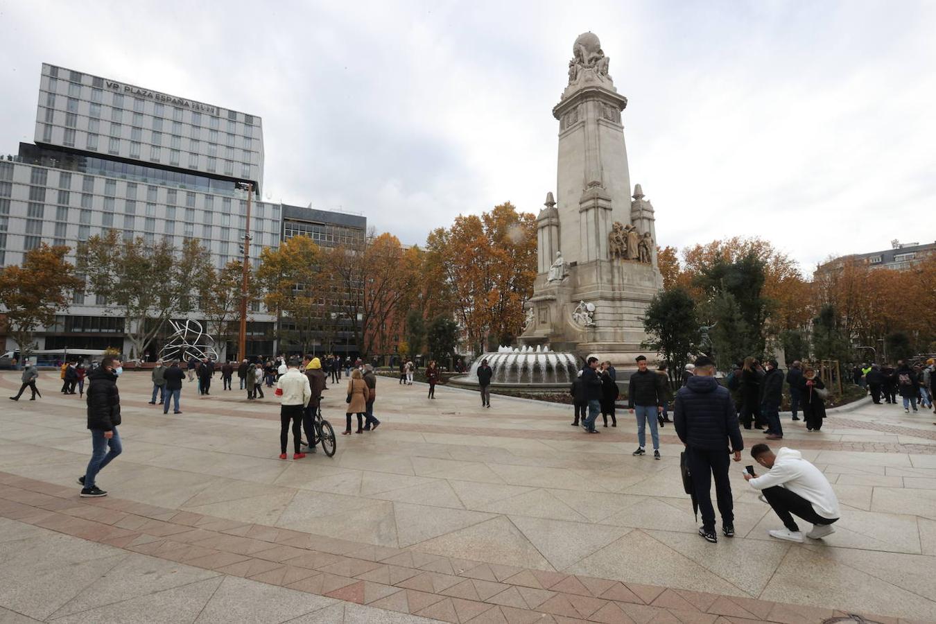 Con el proyecto de plaza de España, el Consistorio trata de eliminar la barrera histórica que suponía el paso elevado de Bailén y conectar los parques del Campo de Moro, Jardines de Sabatini, plaza de Oriente, parque del Oeste y Madrid Río.. 