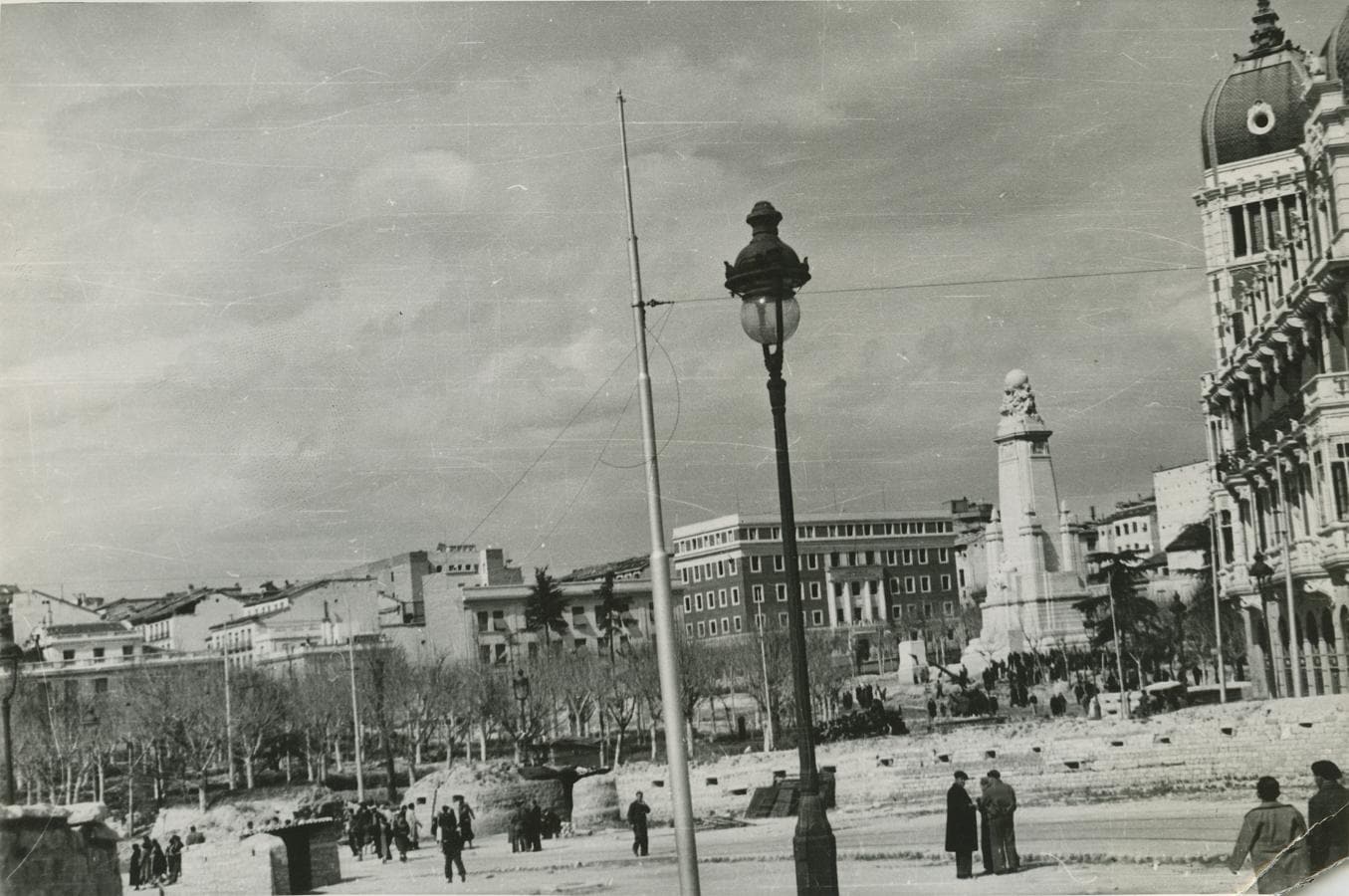 2. 28 de marzo de 1939. La plaza de España el día en que las tropas del general Franco enrtan en Madrid.