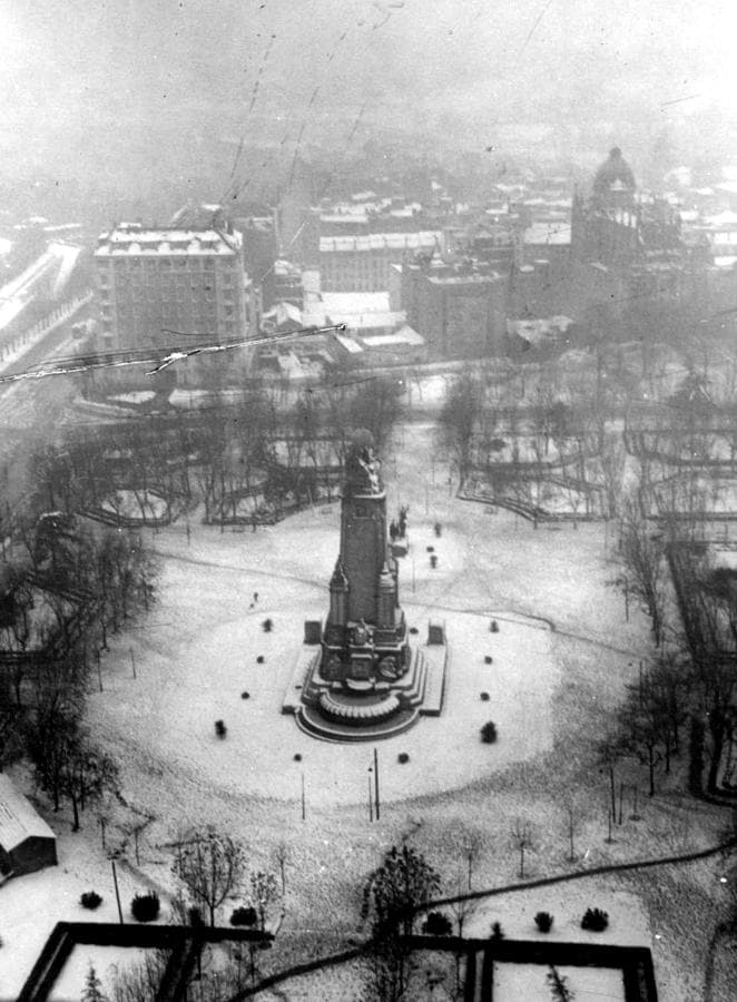 8. Vista de la plaza de España nevada en 1950