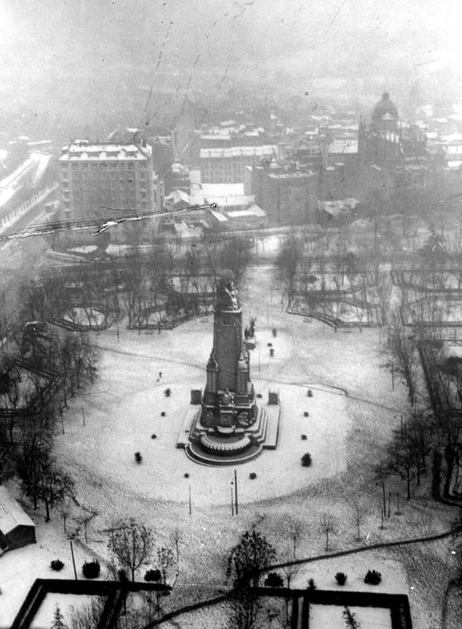 8. Vista de la plaza de España nevada en 1950