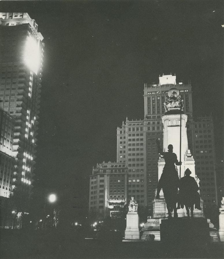 10. 21 de diciembre de 1959. La plaza de España antes de la visita del presidente Eisenhower a la capital. Al fondo, el Edificio España y la Torre de Madrid con carteles de bienvenida