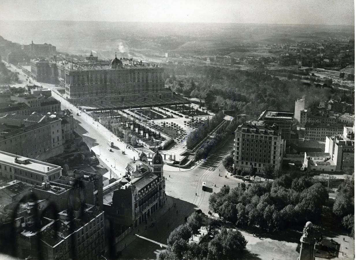 9. Las calles de Bailén y Onésimo Redondo vistas desde el último piso del Edificio España en 1950