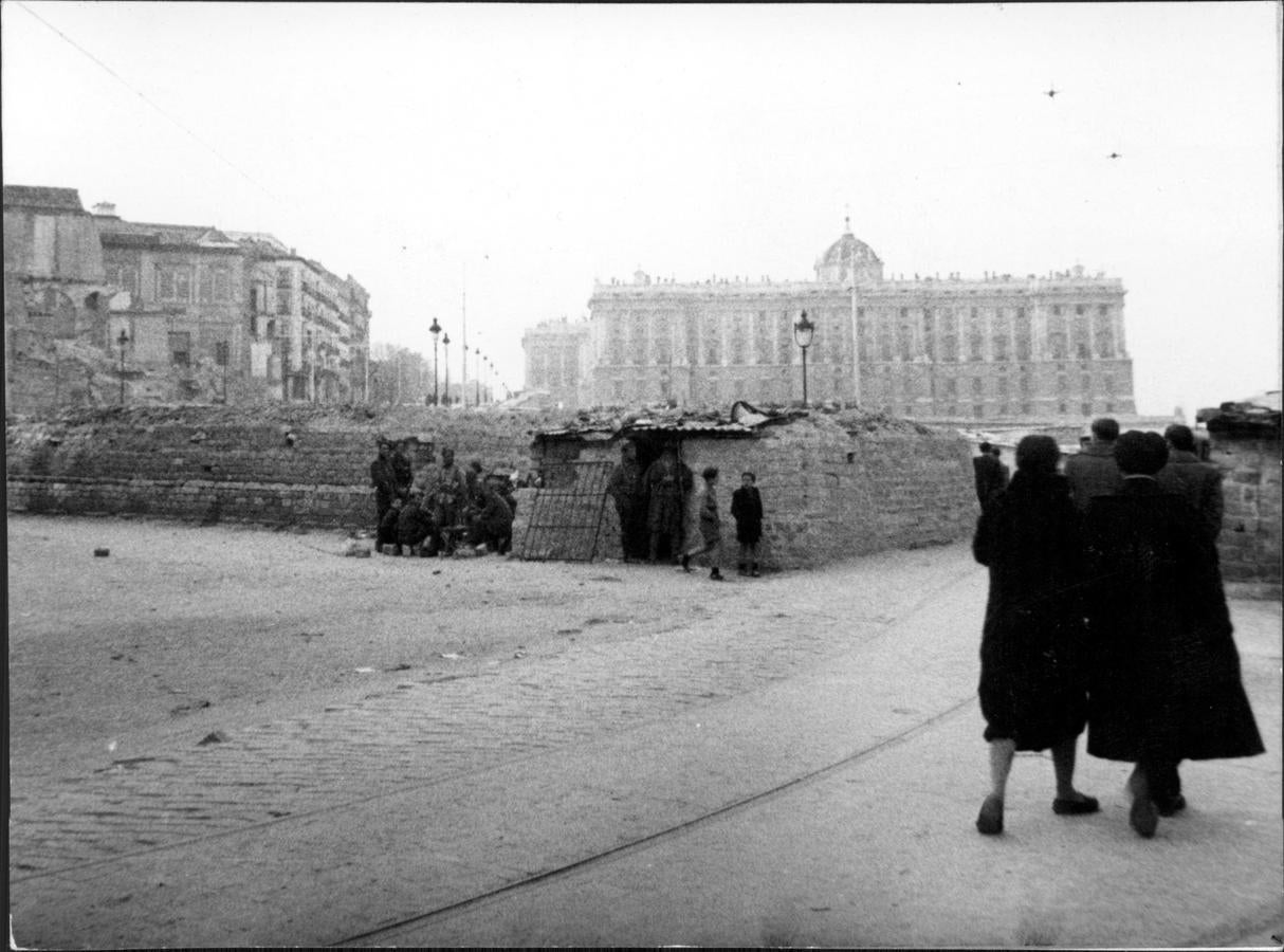 4. 28 de marzo de 1939. El Palacio Real visto desde la plaza de España a finales de la Guerra Civil