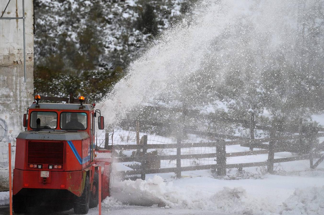 Una máquina quitanieves limpia este lunes la localidad cántabra de Brañavieja. Nieve, lluvia y viento ponen en alerta 11 comunidades, 2 de ellas en naranja. 