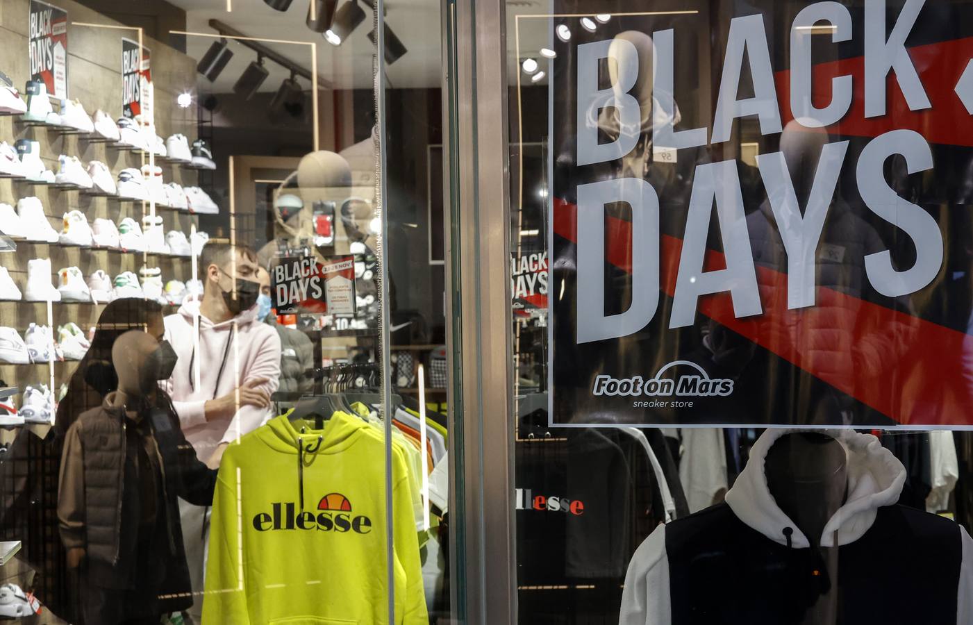 Black Friday 2021: Sevilla se tiñe de negro