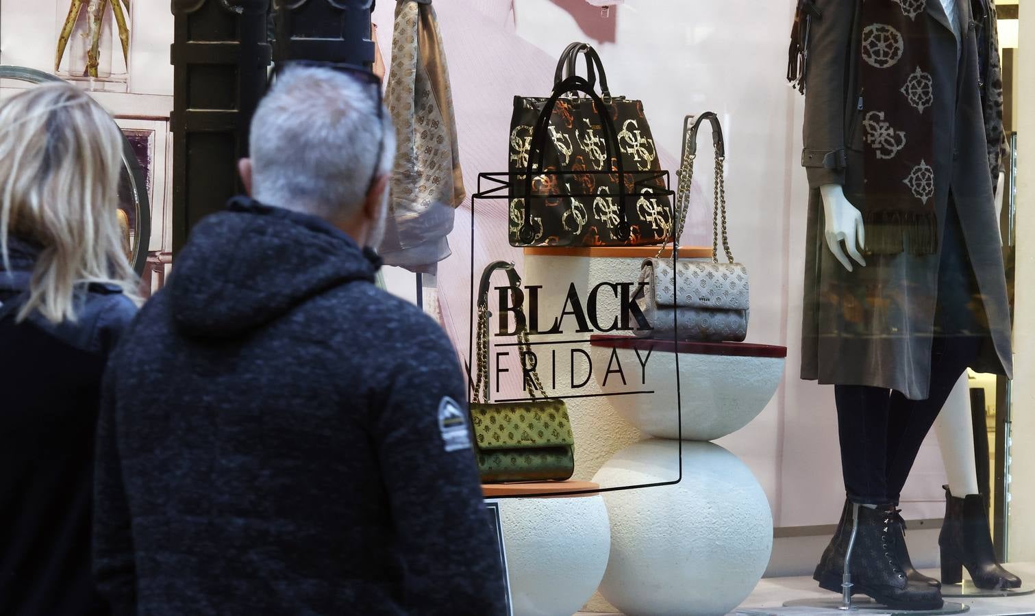 Black Friday 2021: Sevilla se tiñe de negro