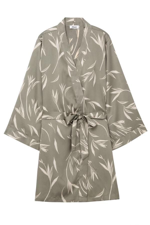 Etam - Básicos para renovar el armario en el Black Friday. Kimono satén con estampado tropical, de Etam. La marca realizará un 25% de descuento en productos seleccionados. Precio: rebajado de 39,99€ a 29,99€.