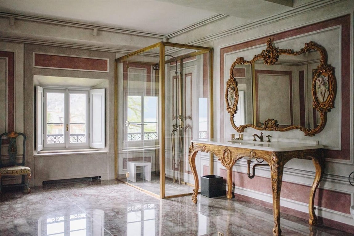 La mansión de Gucci que se alquila en Airbnb. Los baños son otra de las zonas que mejor reflejan la riqueza de la mansión. Todos ellos cuentan con duchas, bañeras y grandes tocadores de época.