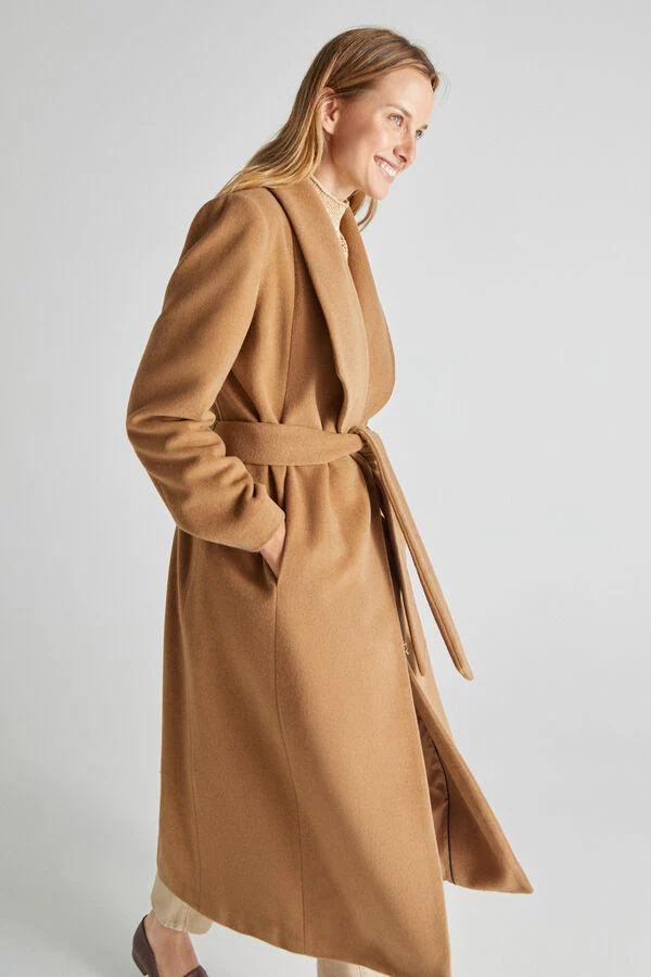 Abrigo largo con cinturón en color camel de Cortefiel con descuento del 25%. Precio: 119€ (antes 159€)