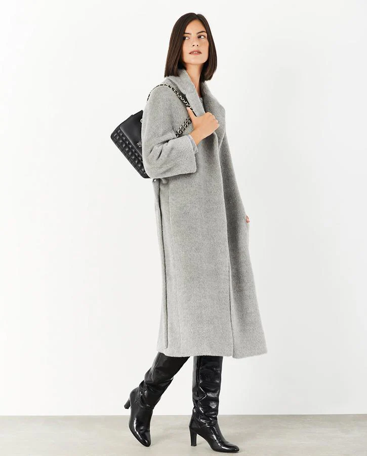 Abrigo de mujer largo con cinturón de lana/alpaca de El Corte Inglés con descuento del 20%. Precio: 716€ (antes 895€)