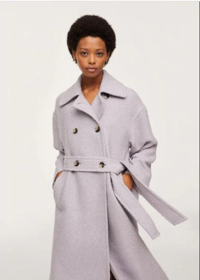 Abrigo de lana con cinturón en color malva de Mango con un descuento del 25%. Precio: 89,99€ (antes 119,99€). La marca aplica estos días descuentos de hasta el 50% en gran parte de su colección.