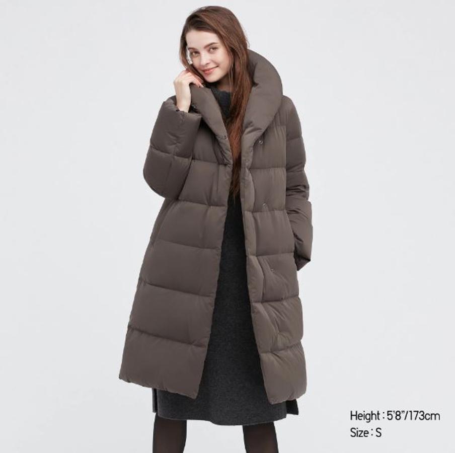Abrigo plumas largo en tejido suave de Uniqlo. Precio: 129€. La marca aplicará un descuento del 20% en toda su colección online.