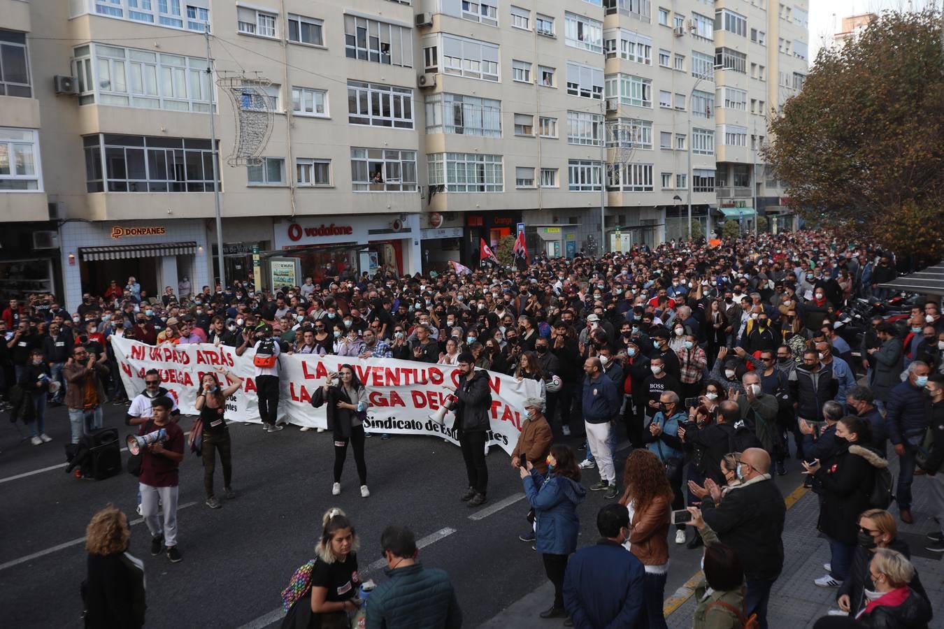 Fotos: Los sanitarios devuelven los aplausos a los trabajadores del Metal