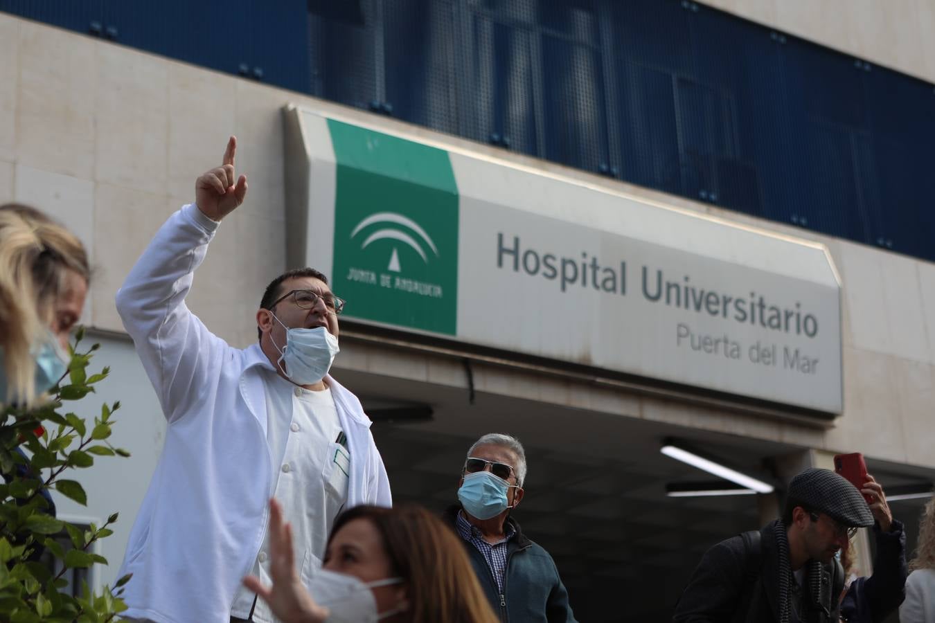 Fotos: Los sanitarios devuelven los aplausos a los trabajadores del Metal