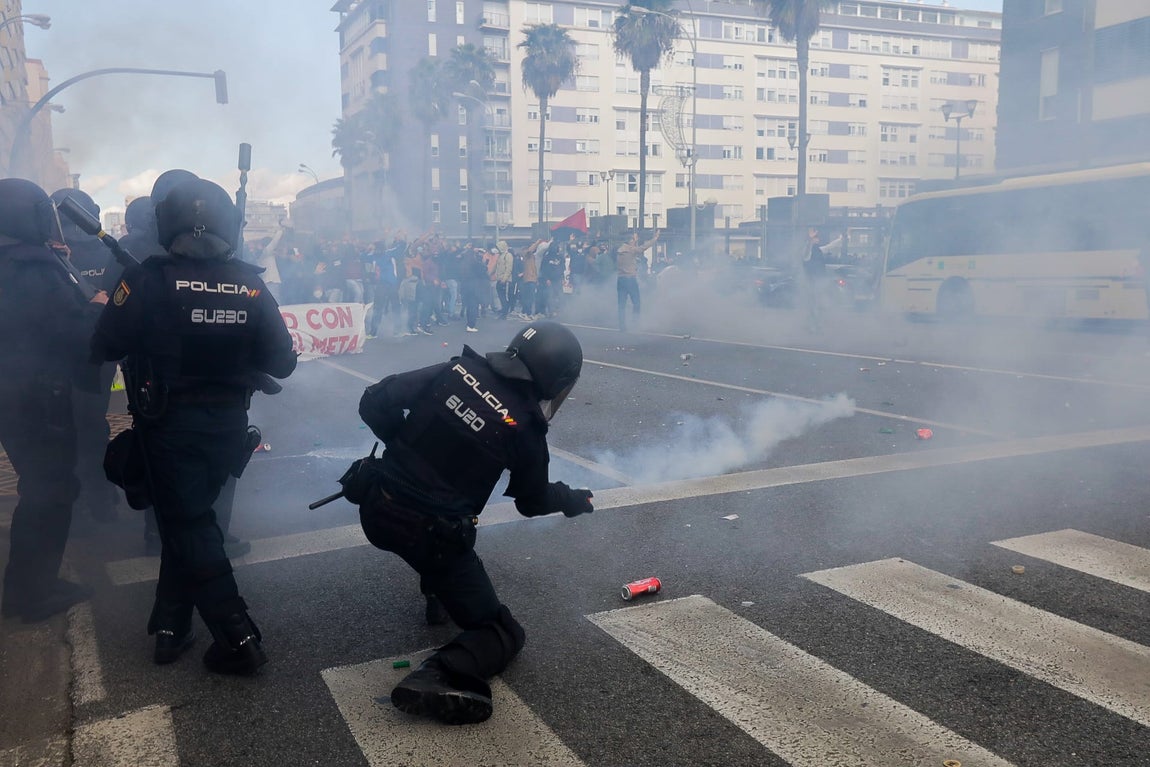 Fotos: Así ha sido la carga policial en la Avenida de Cádiz tras la manifestación de los trabajadores del Metal