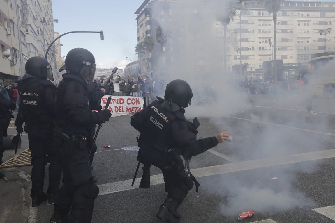 Fotos: Así ha sido la carga policial en la Avenida de Cádiz tras la manifestación de los trabajadores del Metal