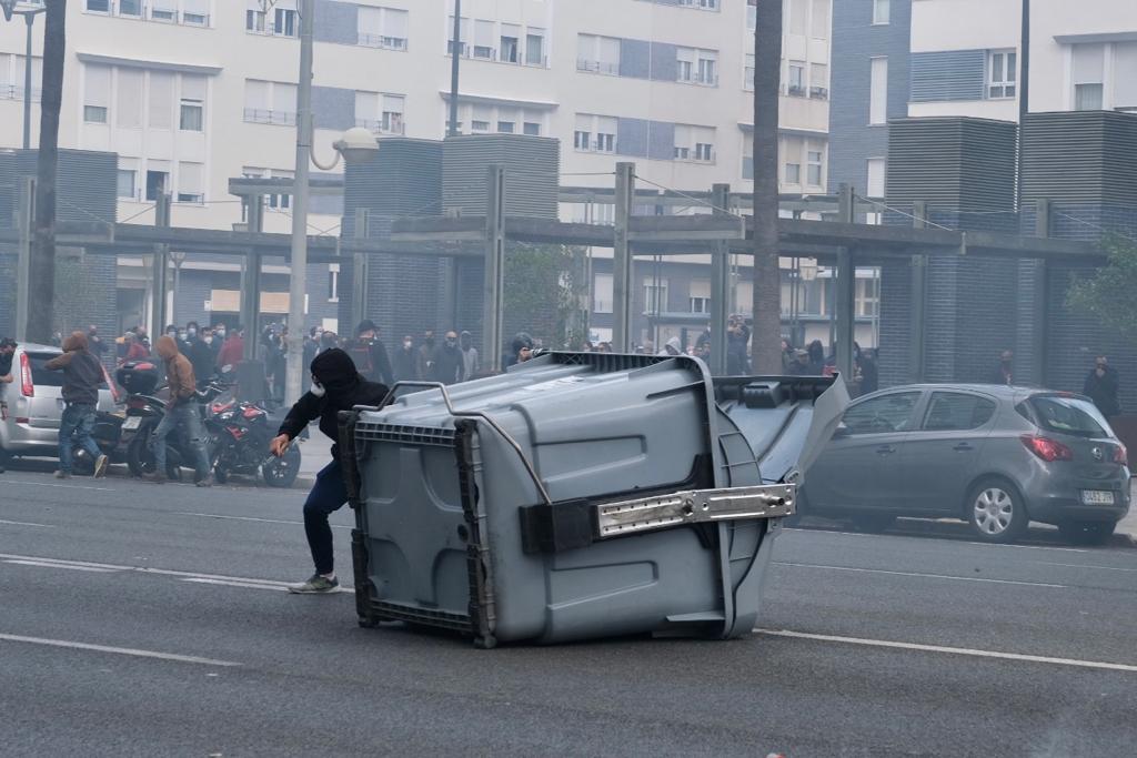 Fotos: Así ha sido la carga policial en la Avenida de Cádiz tras la manifestación de los trabajadores del Metal