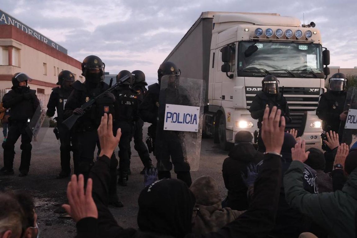 Fotos: Un piquete impide la entrada de un camión en Navantia Puerto Real