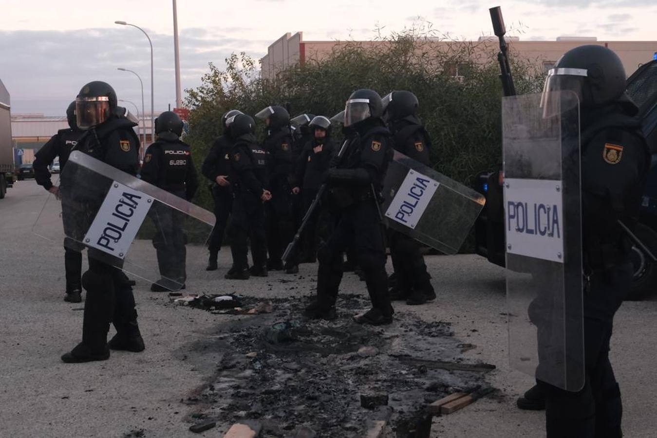 Fotos: Un piquete impide la entrada de un camión en Navantia Puerto Real