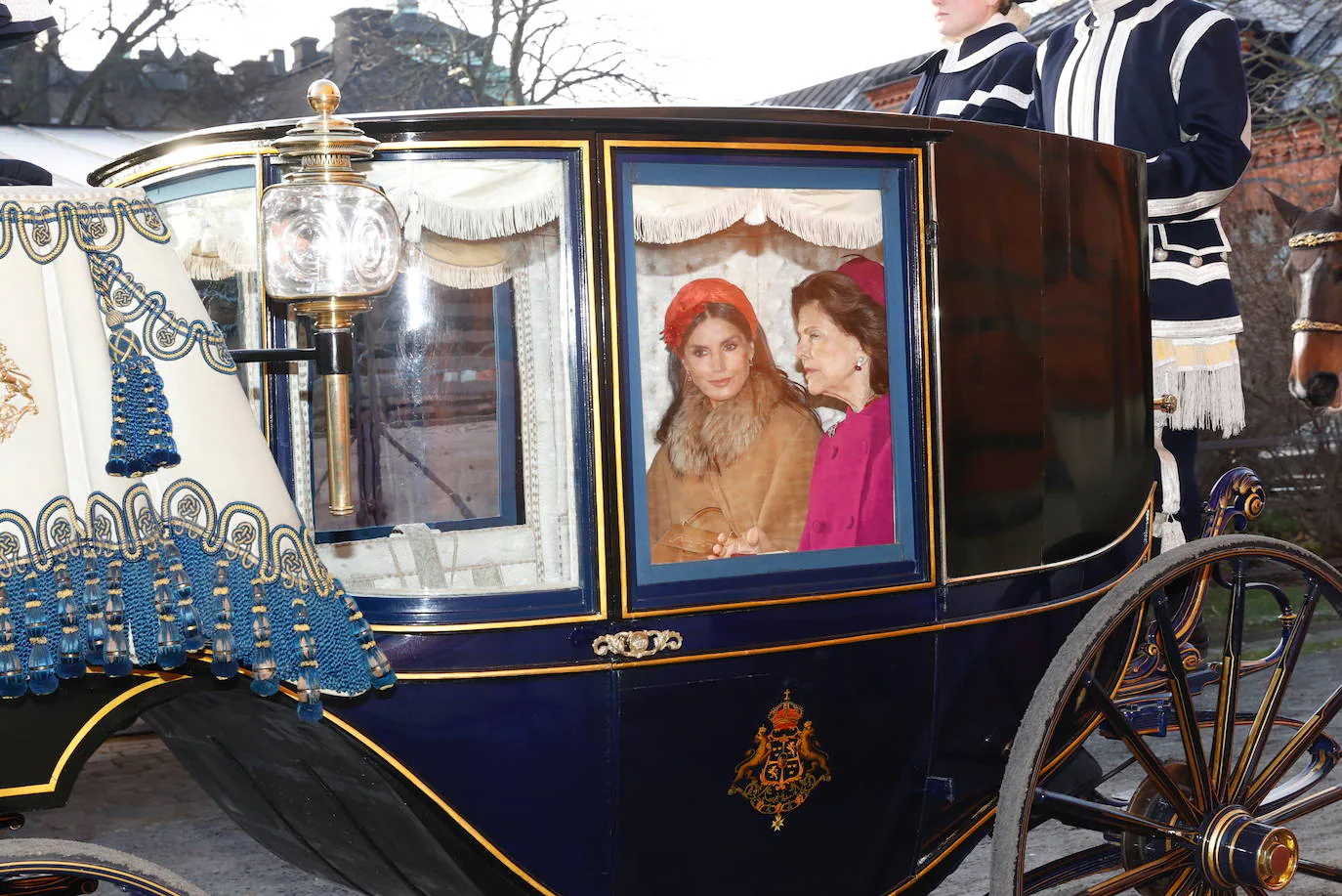 La Reina Letizia junto a la Reina Silvia durante el trayecto en carruaje. 