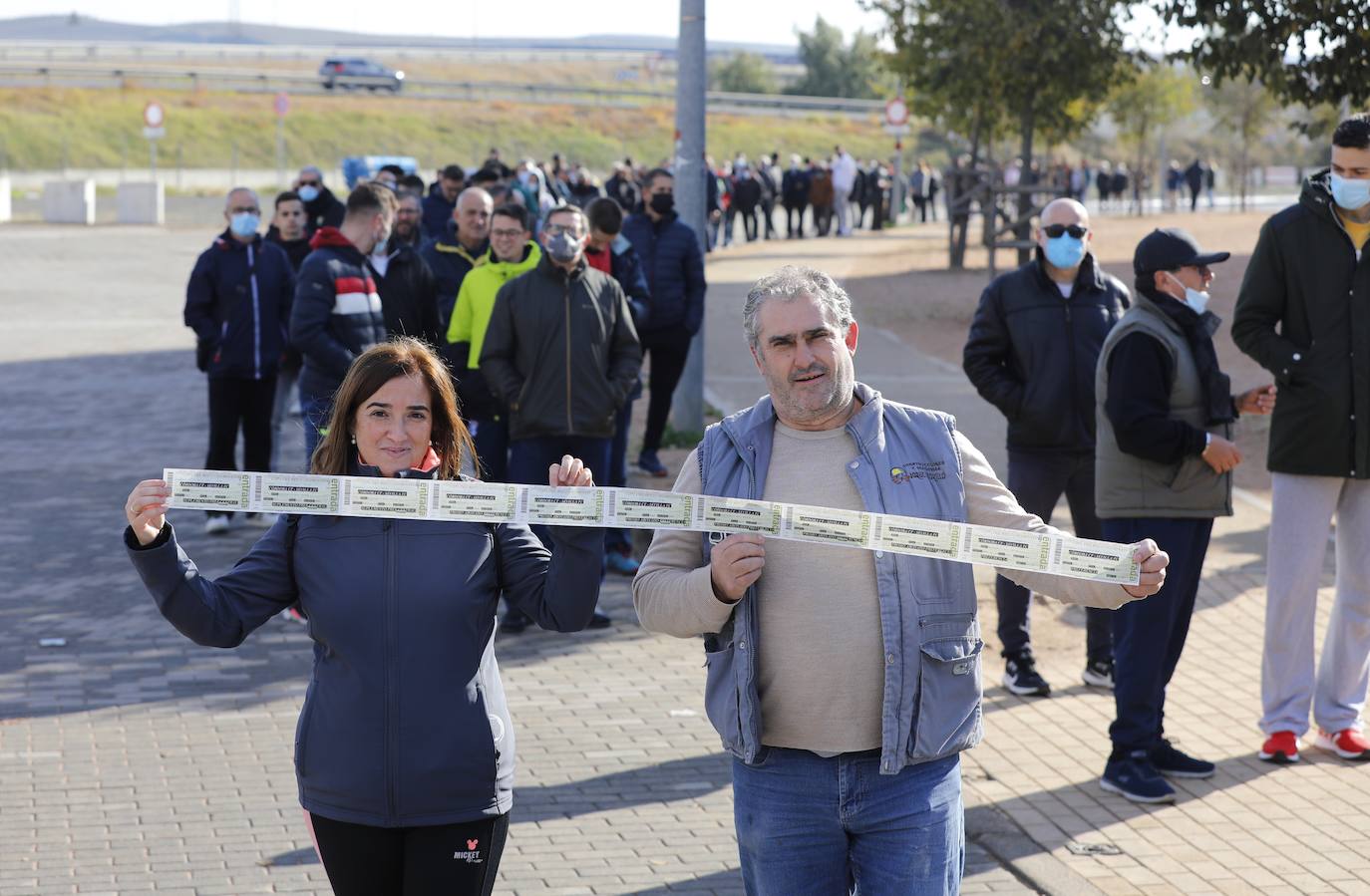 Las colas para adquirir localidades del Córdoba CF - Sevilla FC, en imágenes