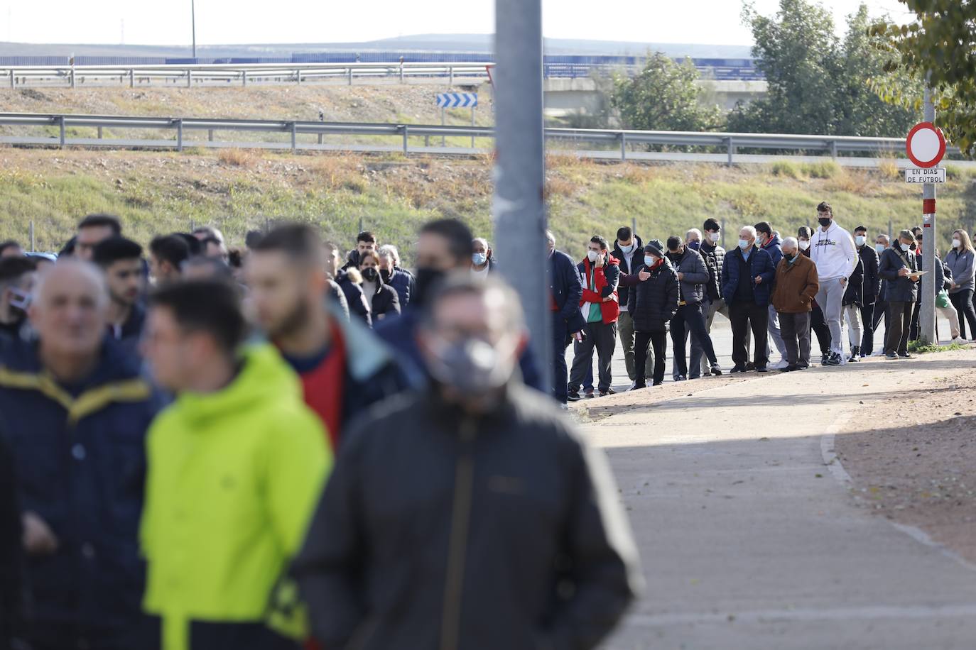 Las colas para adquirir localidades del Córdoba CF - Sevilla FC, en imágenes