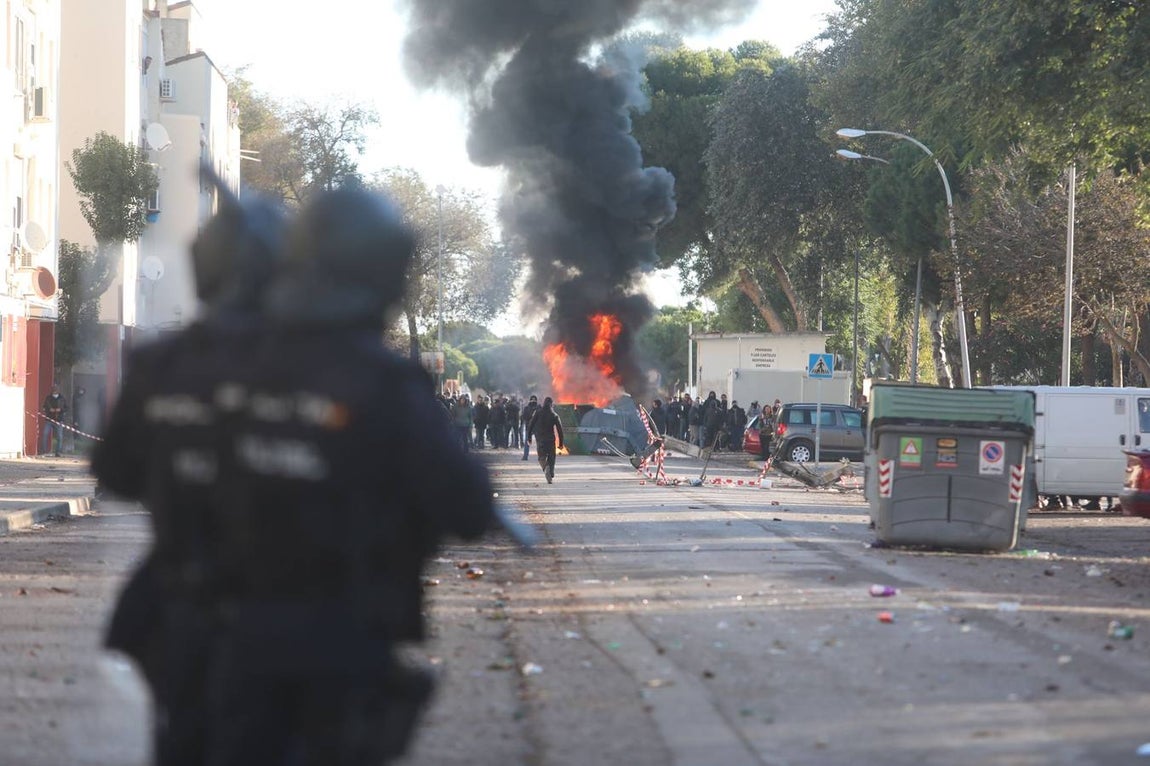 Fotos: lanzamiento de objetos y cargas policiales en el Río San Pedro