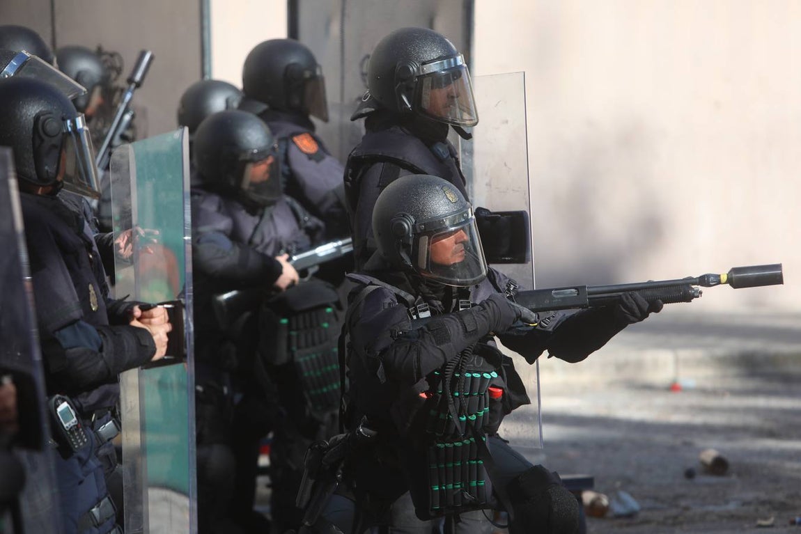 Fotos: lanzamiento de objetos y cargas policiales en el Río San Pedro