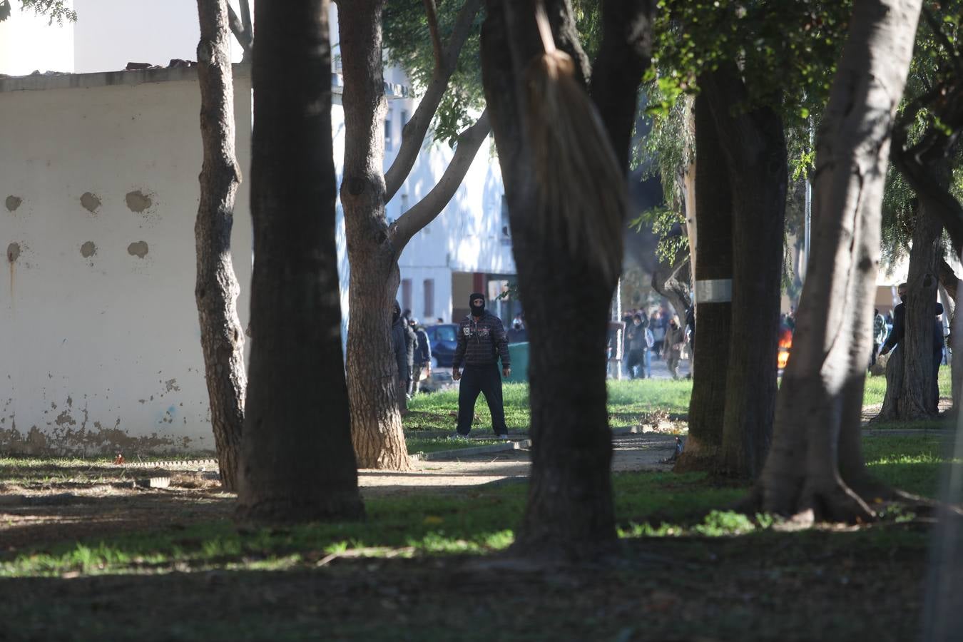 Fotos: lanzamiento de objetos y cargas policiales en el Río San Pedro