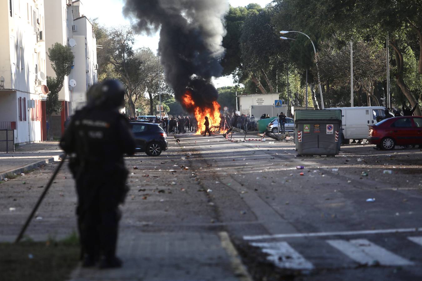 Fotos: lanzamiento de objetos y cargas policiales en el Río San Pedro