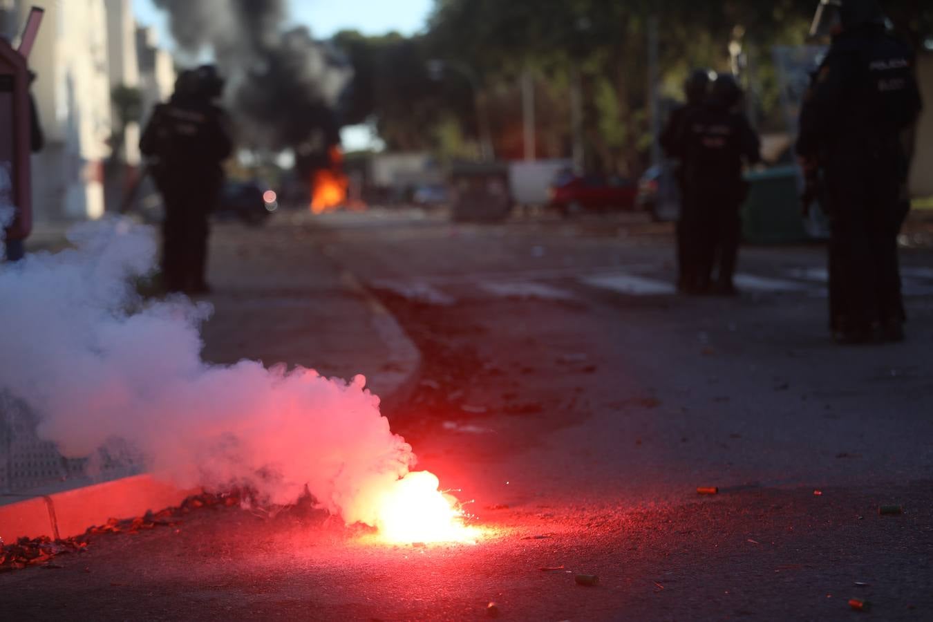 Fotos: lanzamiento de objetos y cargas policiales en el Río San Pedro