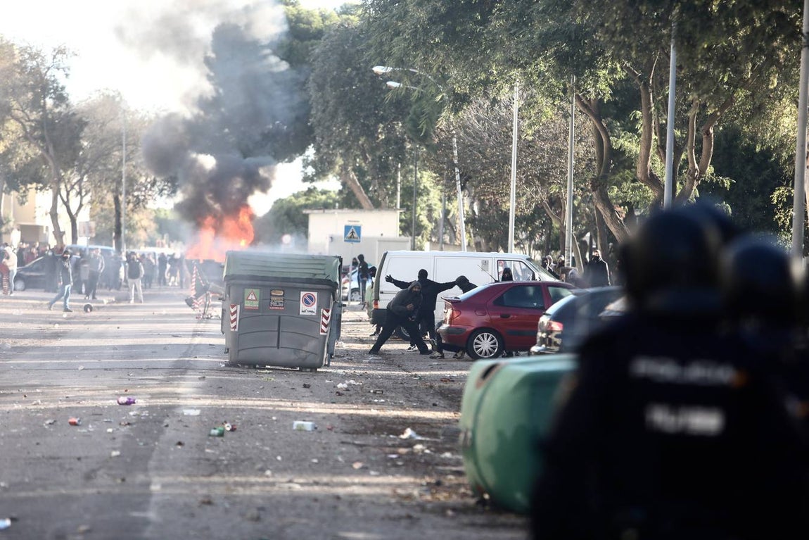 Fotos: lanzamiento de objetos y cargas policiales en el Río San Pedro
