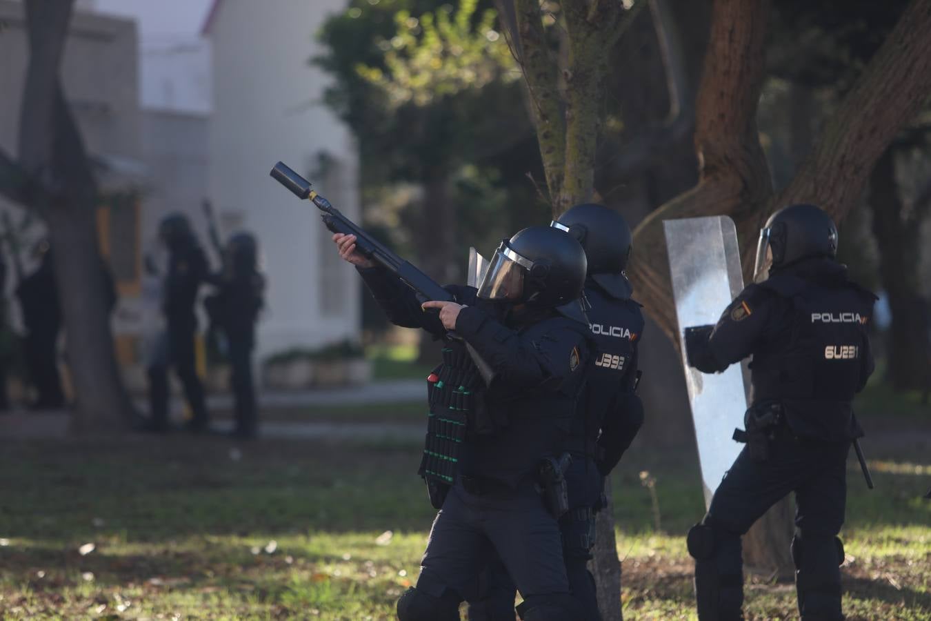 Fotos: lanzamiento de objetos y cargas policiales en el Río San Pedro