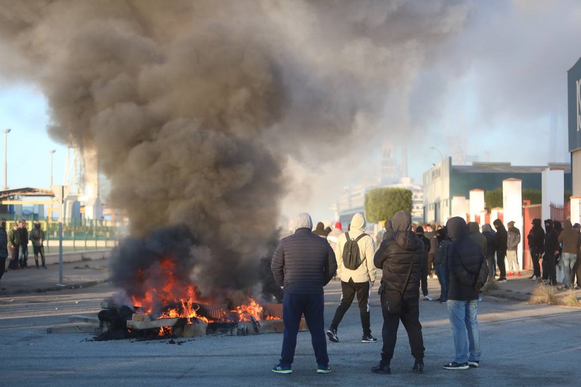 Fotos: lanzamiento de objetos y cargas policiales en el Río San Pedro