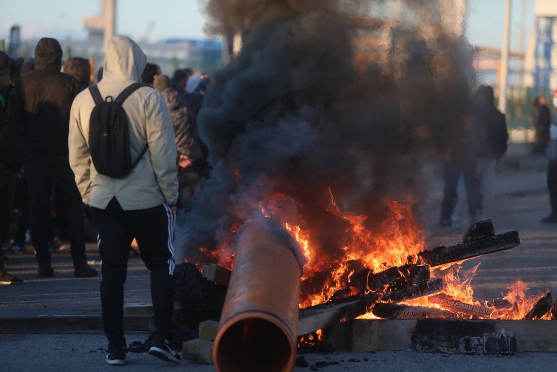 Fotos: lanzamiento de objetos y cargas policiales en el Río San Pedro