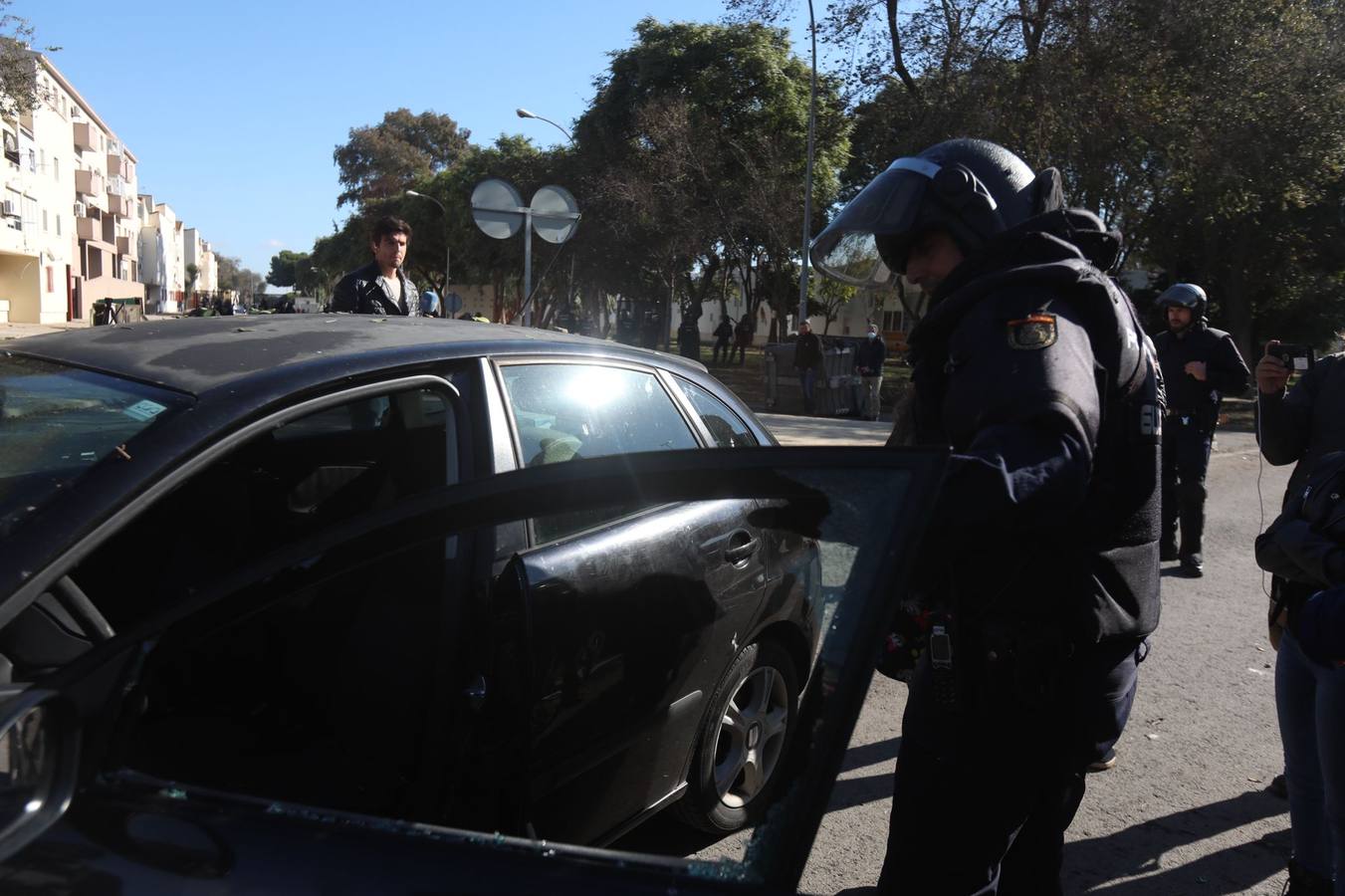 Fotos: Un Policía consuela a una chica a la que han destrozado los cristales del coche