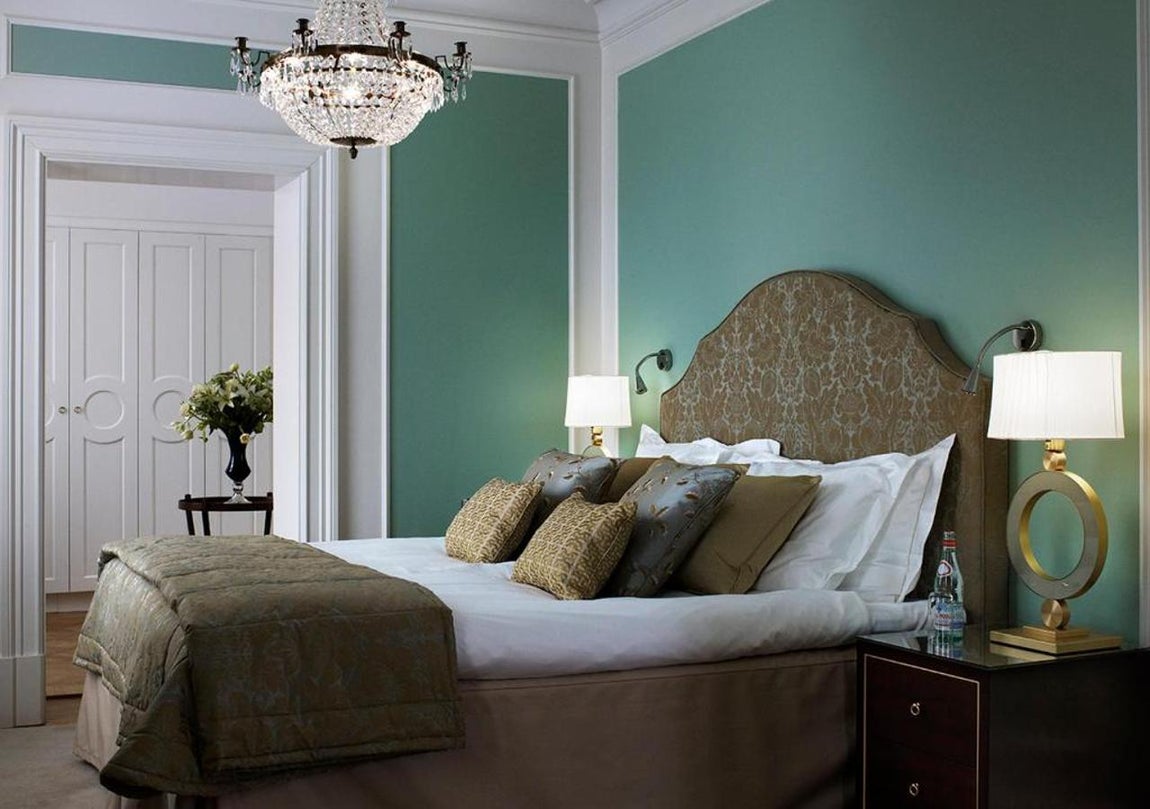 Así es el Grand Hôtel de Estocolmo donde se alojan los Reyes. En cuanto a las suites, cuentan con una gran variedad de tipos entre las que desatacan la Suite Ingrid Bergman, como homenaje a la artista; la Princesa Lilian y cómo no, la Suite Real. Aunque no han trascendido los detalles de en cuál se alojan Sus Majestades, lo más probable es que haya sido esta: una estancia de 82 metros cuadrados que alberga una sala de estar y un comedor contiguos y cuyo precio es de unos 2.500 euros la noche.