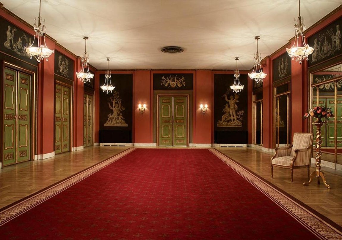 Así es el Grand Hôtel de Estocolmo donde se alojan los Reyes. No faltan tampoco los salones en los que tienen lugar todo tipo de eventos que van desde bailes a congresos o exposiciones.