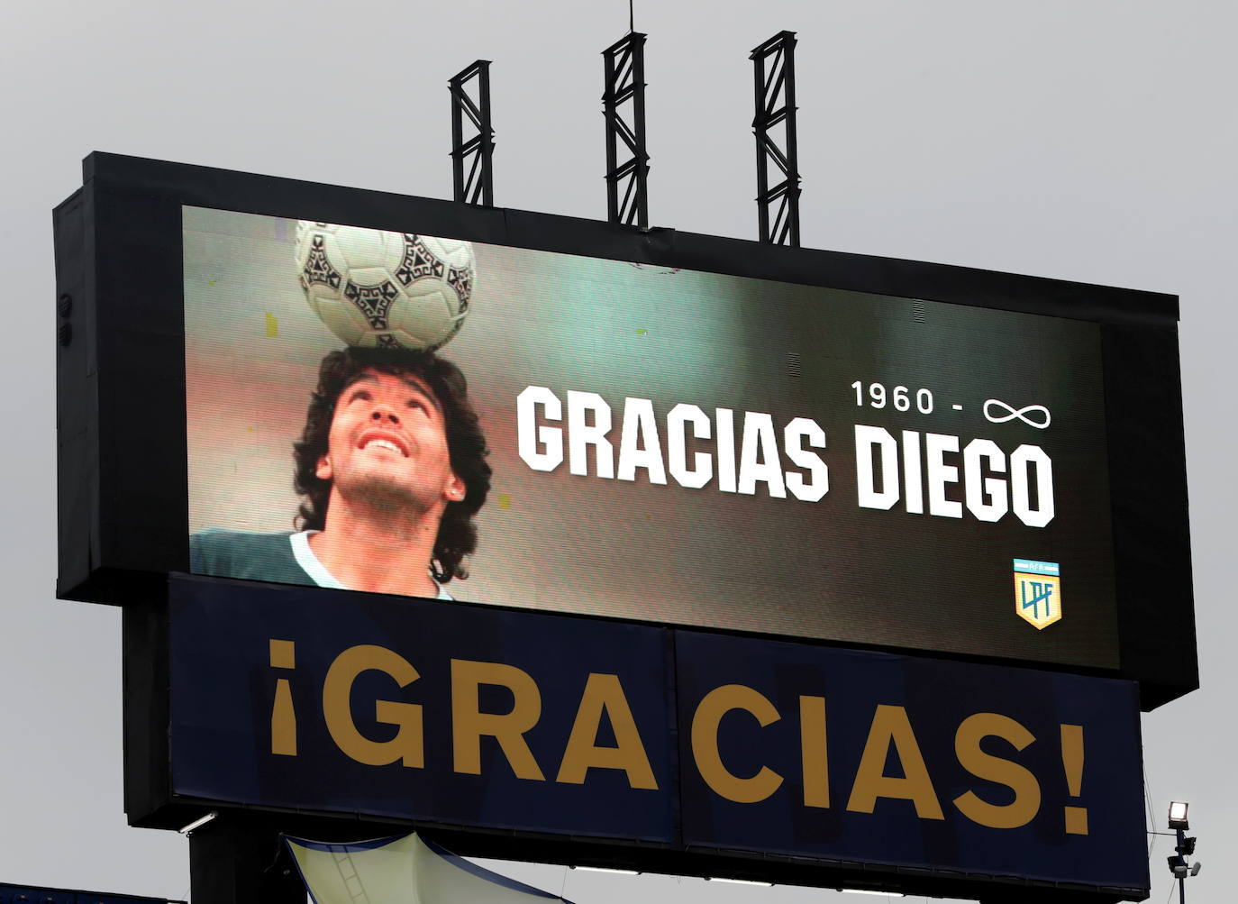 La Copa Diego Maradona. Ayer, Boca Juniors y River Plate, los dos equipos por antonomasia de Buenos Aires y máximos rivales, jugaron un partido de homenaje a Maradona.