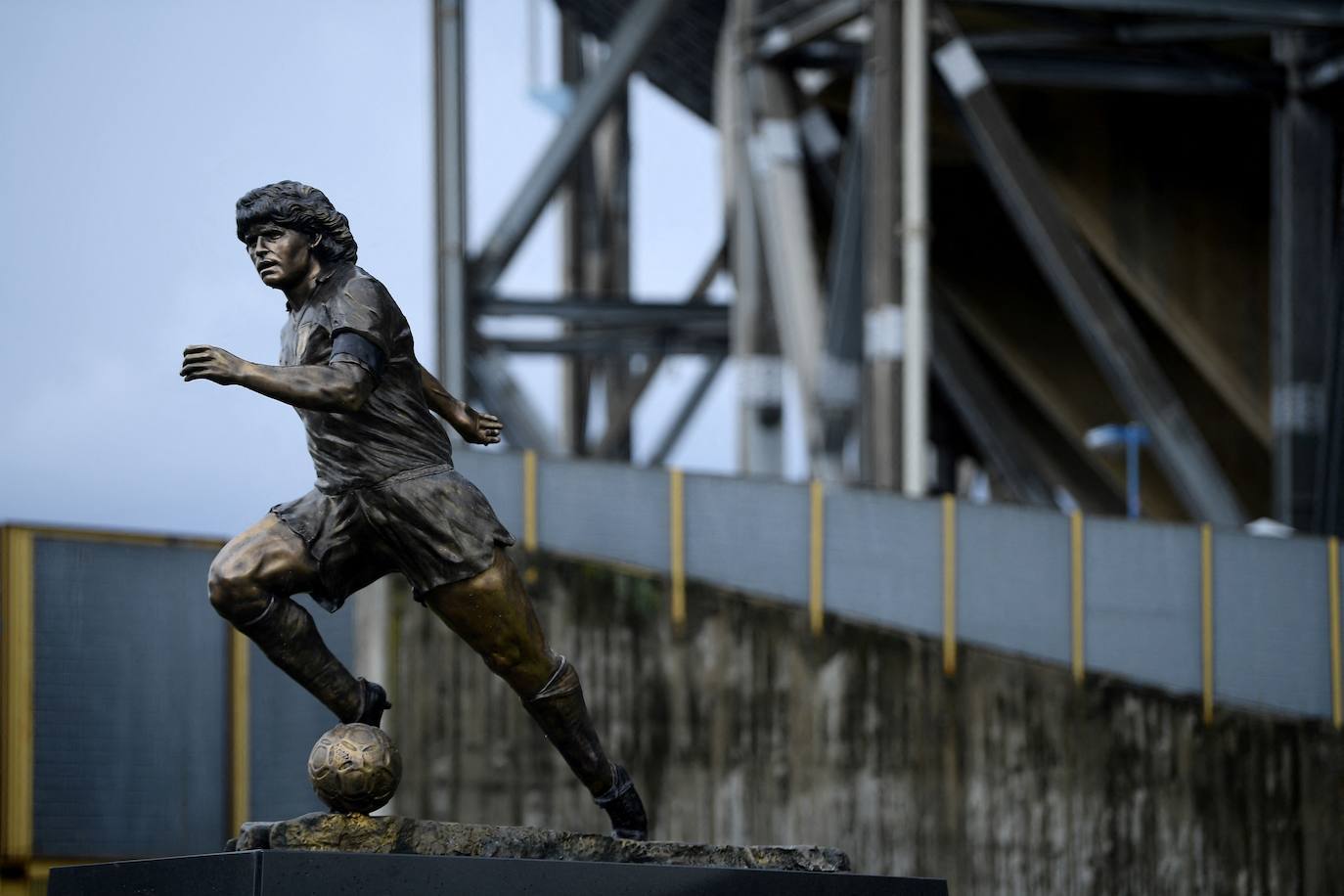 Diego, en bronce. Frente al estadio del Nápoles, que desde el año pasado lleva su nombre, se erige una estatua del delantero. El sur de Italia, Mardona es un mito por su devenir deportivo y personalidad